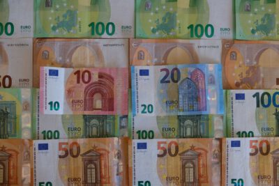 Pecunia Scheine in Reih und Glied